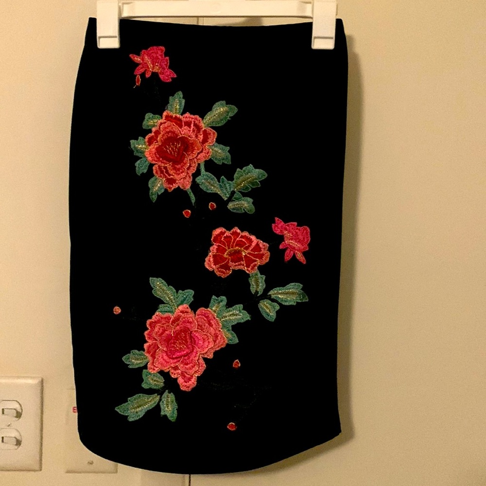 LAST CHANCE Floral embroidered detail mini skirt